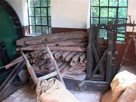 Niederrheinisches Freilichtmuseum : In der Gerberei, gestapelte Eichenrinde auf der Waage